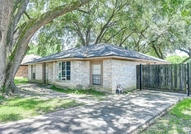 Photo 2 of Sale Pending at 12419 Maxim Dr, Houston, TX 77065 | MLS# 94943443 | Listing updated on 2026-09-11