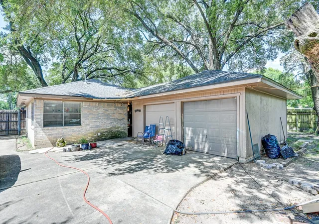 Photo 3 of Sale Pending at 12419 Maxim Dr, Houston, TX 77065 | MLS# 94943443 | Listing updated on 2026-09-11