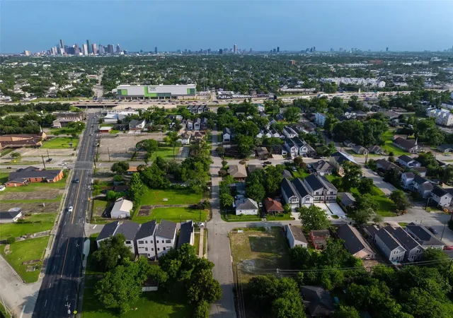 Photo 1 of Sale Pending at 421 E 34th Street, Houston, TX 77018 | MLS# 77654244 | Listing updated on 2026-09-15
