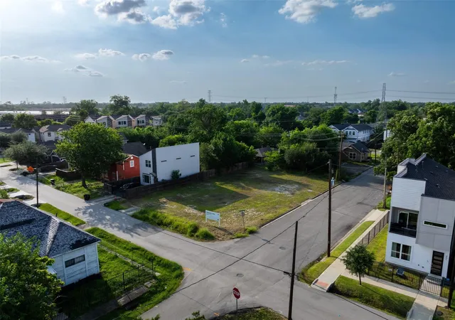 Photo 2 of Sale Pending at 421 E 34th Street, Houston, TX 77018 | MLS# 77654244 | Listing updated on 2026-09-15