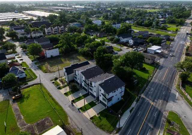 Photo 3 of Sale Pending at 421 E 34th Street, Houston, TX 77018 | MLS# 77654244 | Listing updated on 2026-09-15