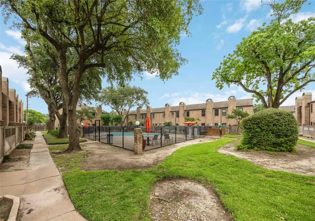 2nd image of 9850 Pagewood Ln, Houston, TX 77042