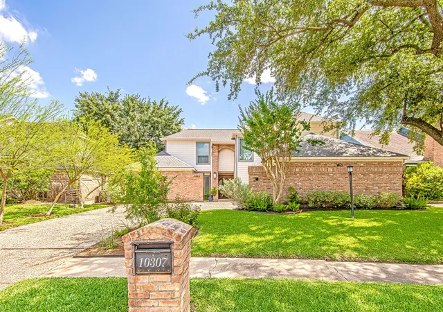 2nd image of 10307 Piping Rock Ln, Houston, TX 77042 | MLS# 82170769
