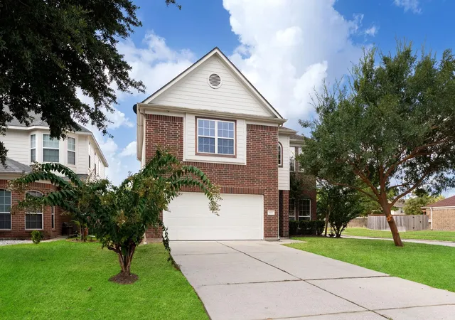 Photo 2 of Single family home for sale at 927 Northgate Springs Dr, Spring, TX 77373 | MLS# 9680530 | Listing updated on 2026-09-11