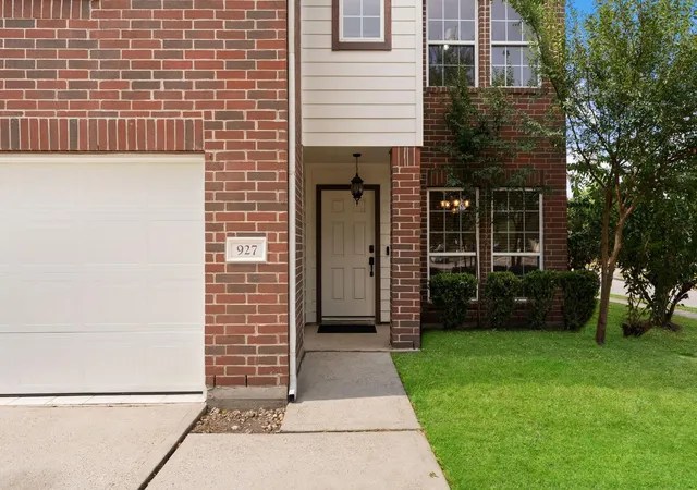 Photo 3 of Single family home for sale at 927 Northgate Springs Dr, Spring, TX 77373 | MLS# 9680530 | Listing updated on 2026-09-11