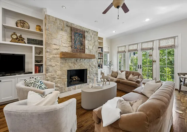 Photo 2 of Townhouse for sale at 6308 Pickens St #B, Houston, TX 77007 | MLS# 81183645 | Listing updated on 2026-09-14