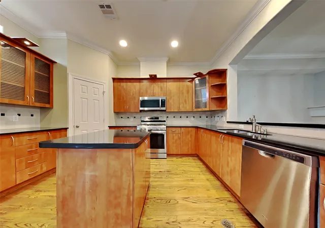 Photo 3 of Townhouse for sale at 1812 Rosalie St, Houston, TX 77004 | MLS# 65561350 | Listing updated on 2026-09-08