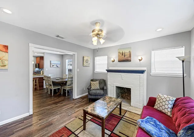 Listing Photo 4 - Condo for sale in building located at 4206 Walker St, Houston, TX 77023