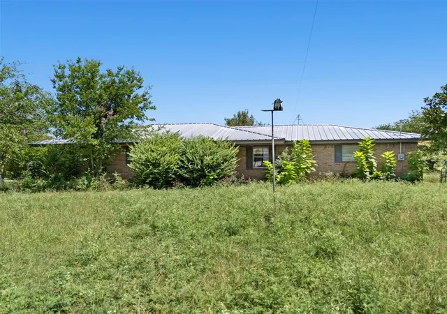 Photo 3 of Single family home for sale at 704 E Grand St, Whitewright, TX 75491 | MLS# 18879835 | Listing updated on 2026-08-17