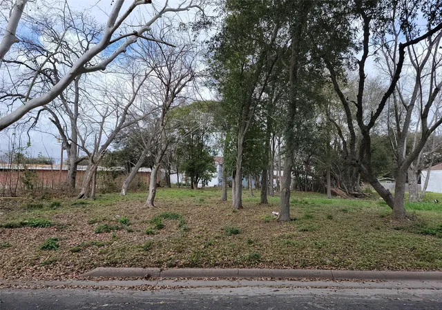 3rd image of 410 8Th Avenue North, Texas City, TX 77590 | MLS# 32930208