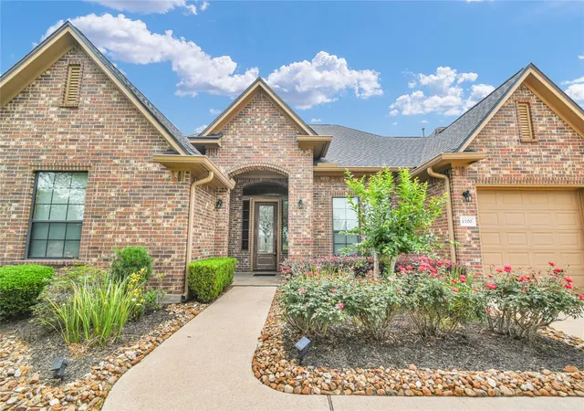 Photo 2 of Sale Pending at 1100 Southern Oaks Dr, Angleton, TX 77515 | MLS# 26833077 | Listing updated on 2026-09-15