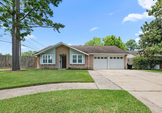 Photo 2 of Single family home for sale at 11910 Mullins Dr, Houston, TX 77035 | MLS# 11824346 | Listing updated on 2026-08-27