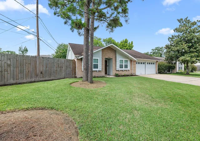 Photo 3 of Single family home for sale at 11910 Mullins Dr, Houston, TX 77035 | MLS# 11824346 | Listing updated on 2026-08-27