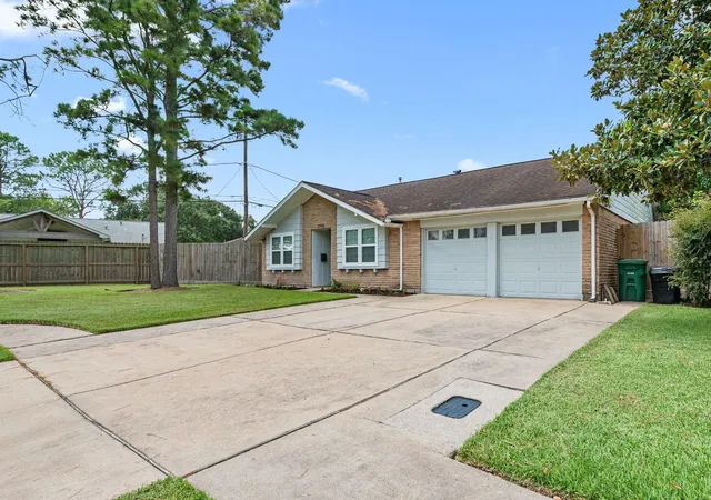 Photo 3 of Single family home for sale at 11910 Mullins Dr, Houston, TX 77035 | MLS# 11824346 | Listing updated on 2026-08-27