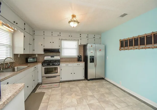 4th image of 7023 W Hunter Dr, Hitchcock, TX 77563 | MLS# 10371864