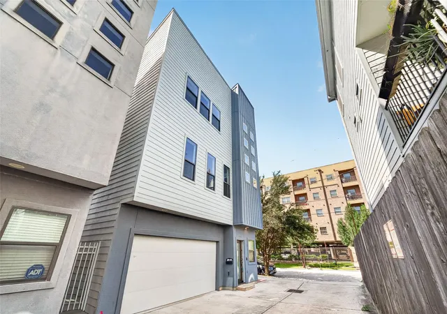 Photo 3 of Sale Pending at 2507 Webster St, Houston, TX 77003 | MLS# 23143797 | Listing updated on 2026-09-17