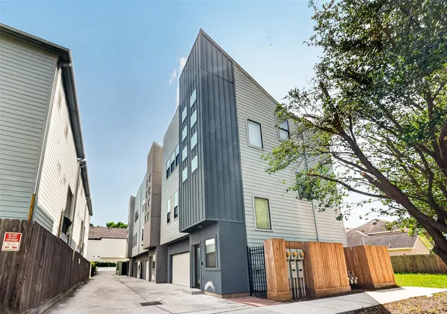 Photo 3 of Sale Pending at 2507 Webster St, Houston, TX 77003 | MLS# 23143797 | Listing updated on 2026-09-17