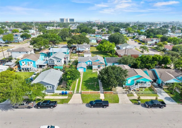 Photo 3 of Single family home for sale at 5319 Ave O 1/2, Galveston, TX 77551 | MLS# 91904673 | Listing updated on 2026-08-11