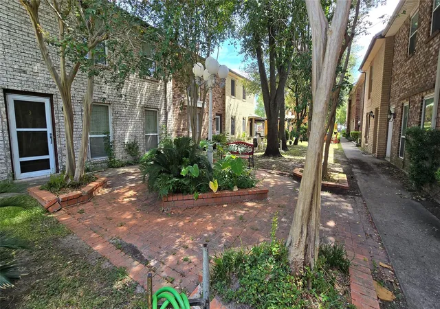 15th image of 1403 Blalock Rd #11, Houston, TX 77055 | MLS# 74125626