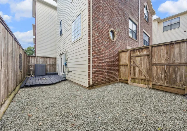 2nd image of 5813 Darling St #A, Houston, TX 77007 | MLS# 4068601