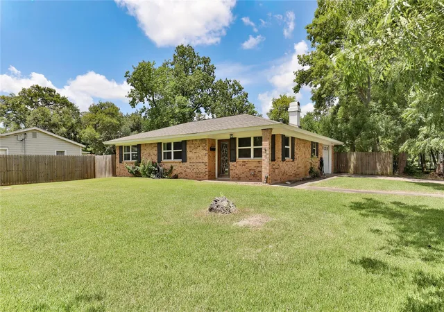 1st image of 500 Smith St, Clute, TX 77531 | MLS# 73935802