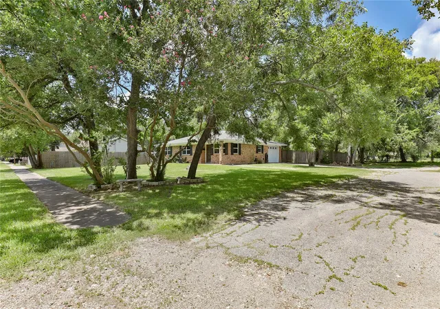 2nd image of 500 Smith St, Clute, TX 77531 | MLS# 73935802