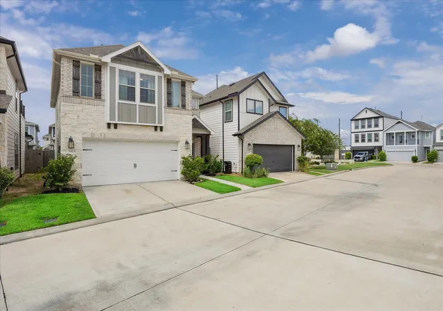 2nd image of 3413 Ovids Orchard Dr, Houston, TX 77025 | MLS# 39795337