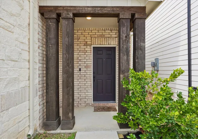 Photo 3 of Sale Pending at 3413 Ovids Orchard Dr, Houston, TX 77025 | MLS# 39795337 | Listing updated on 2026-09-09