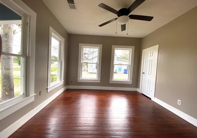 5th image of 513 E Bernard St, West Columbia, TX 77486 | MLS# 30202248