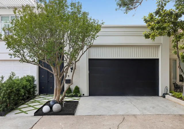 1st image of 10 S Briar Hollow Ln #15, Houston, TX 77027 | MLS# 25067844