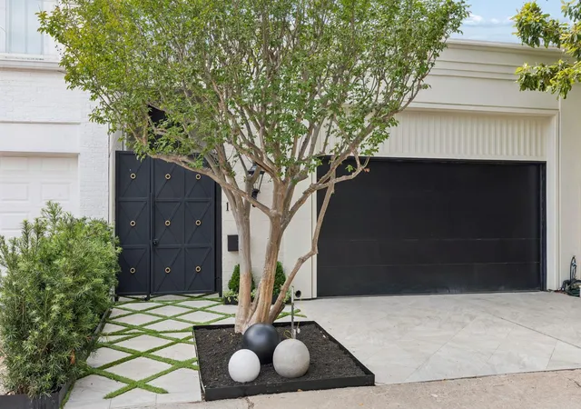 2nd image of 10 S Briar Hollow Ln #15, Houston, TX 77027 | MLS# 25067844