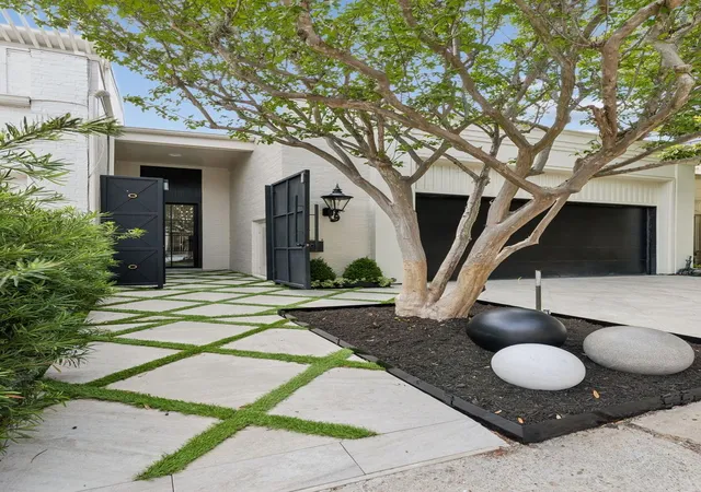 Photo 2 of Townhouse for sale at 10 S Briar Holw Ln #15, Houston, TX 77027 | MLS# 25067844 | Listing updated on 2026-09-14