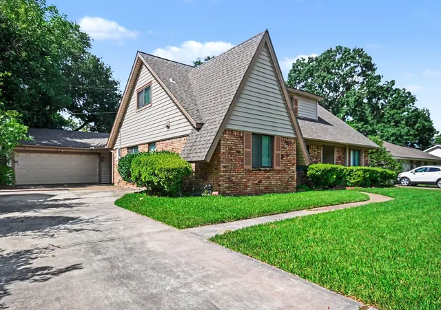 1st image of 5113 Cottonwood Cir, Dickinson, TX 77539 | MLS# 69357671