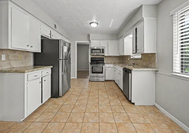 5th image of 5113 Cottonwood Cir, Dickinson, TX 77539 | MLS# 69357671