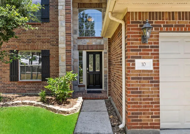 Photo 2 of Single family home for sale at 10 Otter Lodge Pl, Spring, TX 77382 | MLS# 70615668 | Listing updated on 2026-09-02