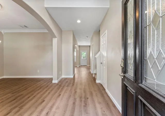 Photo 3 of Single family home for sale at 10 Otter Lodge Pl, Spring, TX 77382 | MLS# 70615668 | Listing updated on 2026-09-02