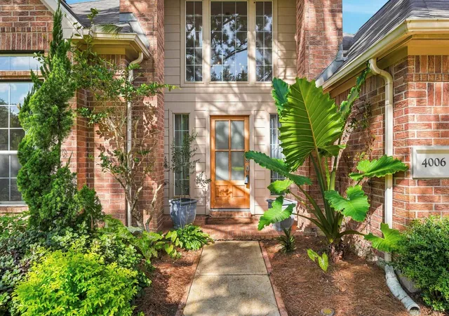 3rd image of 4006 Stonehurst Dr, Pearland, TX 77584 | MLS# 69585384