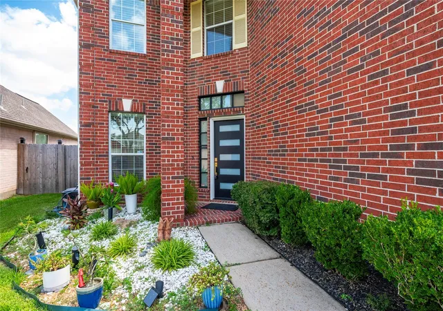 Photo 3 of Sale Pending at 11239 Riverridge Park Ln, Houston, TX 77089 | MLS# 60800407 | Listing updated on 2026-08-31