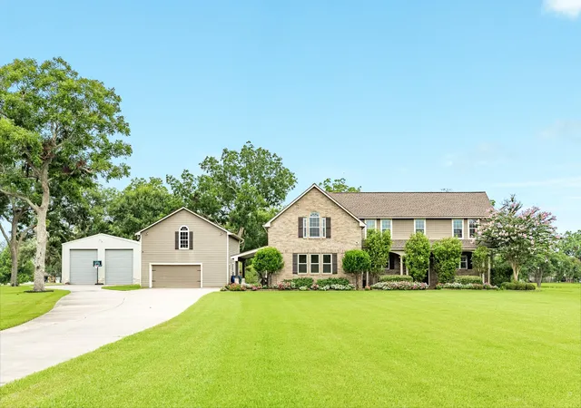 2nd image of 514 Winchester Trl, Angleton, TX 77515 | MLS# 56789890