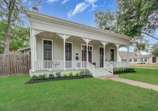 3rd image of 502 S College St, Weimar, TX 78962 | MLS# 68052956