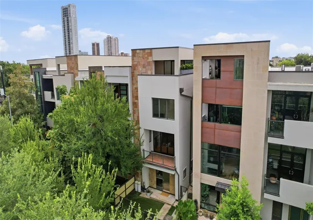 Townhouse for sale at 5409 Hidalgo St #D, Houston, TX 77056 | MLS# 52297441