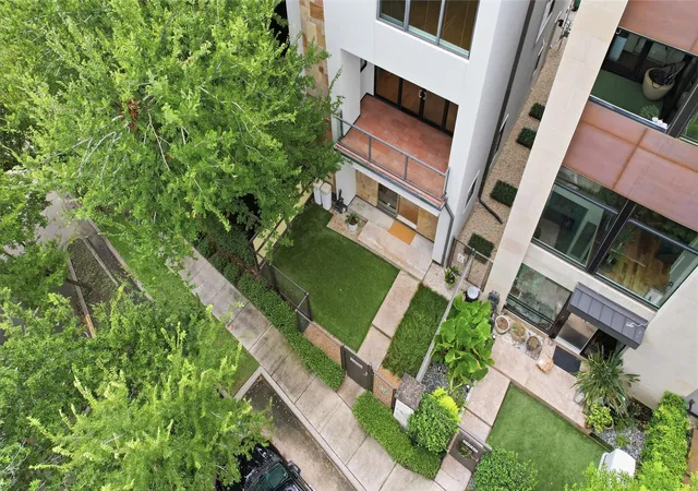 Photo 1 of Townhouse for sale at 5409 Hidalgo St #D, Houston, TX 77056 | MLS# 52297441 | Listing updated on 2026-08-31