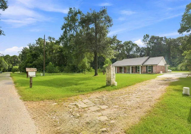 Photo 3 of Single family home for sale at 18813 Woodridge Dr, Conroe, TX 77302 | MLS# 3823850 | Listing updated on 2026-09-17