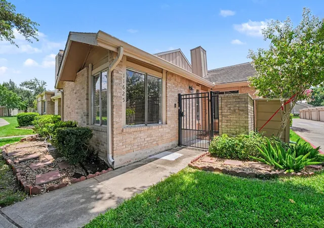 Photo 2 of Townhouse for sale at 11625 Lakeside Park Dr, Houston, TX 77077 | MLS# 75937979 | Listing updated on 2026-09-16