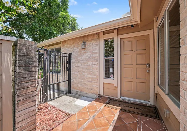 Photo 3 of Townhouse for sale at 11625 Lakeside Park Dr, Houston, TX 77077 | MLS# 75937979 | Listing updated on 2026-09-16