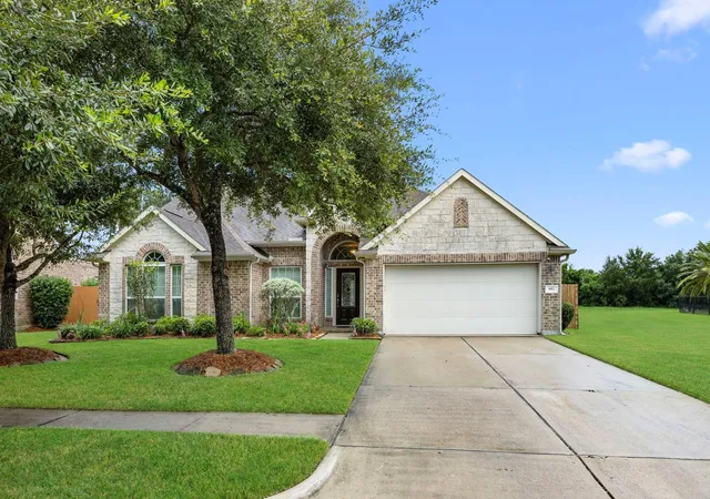 Photo 2 of Single family home for sale at 987 Astoria Ln, League City, TX 77573 | MLS# 29205643 | Listing updated on 2026-09-17