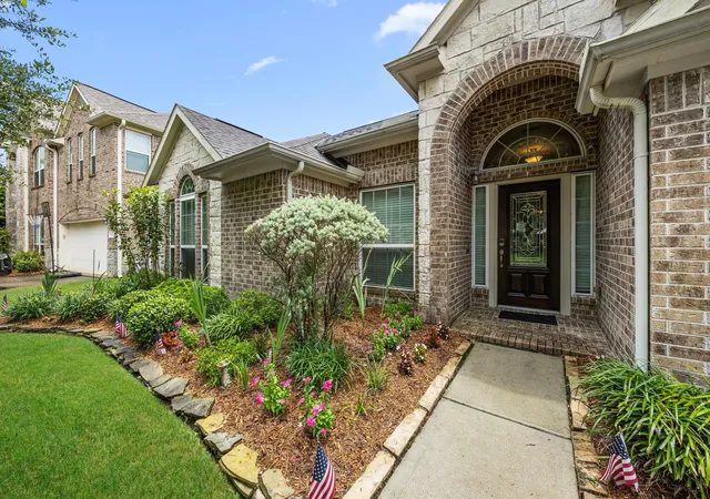 Photo 3 of Single family home for sale at 987 Astoria Ln, League City, TX 77573 | MLS# 29205643 | Listing updated on 2026-09-17