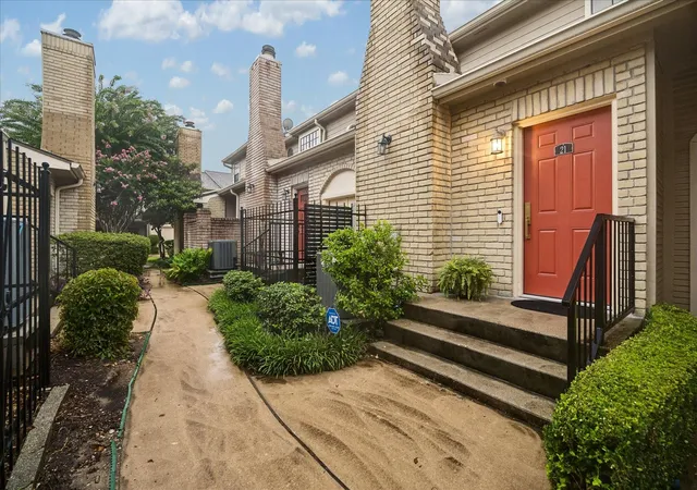 Photo 1 of Townhouse for sale at 7350 Kirby Dr #21, Houston, TX 77030 | MLS# 814475 | Listing updated on 2026-08-13