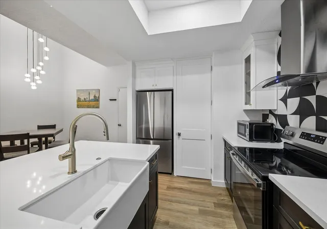 Photo 3 of Townhouse for sale at 7350 Kirby Dr #21, Houston, TX 77030 | MLS# 814475 | Listing updated on 2026-08-13