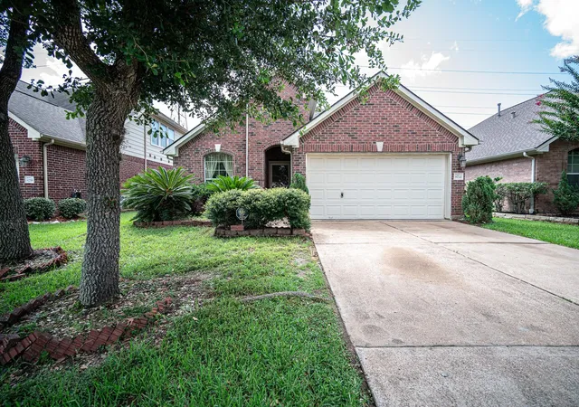 Photo 2 of Sale Pending at 8714 Kirksage Dr, Houston, TX 77089 | MLS# 71367125 | Listing updated on 2026-09-22